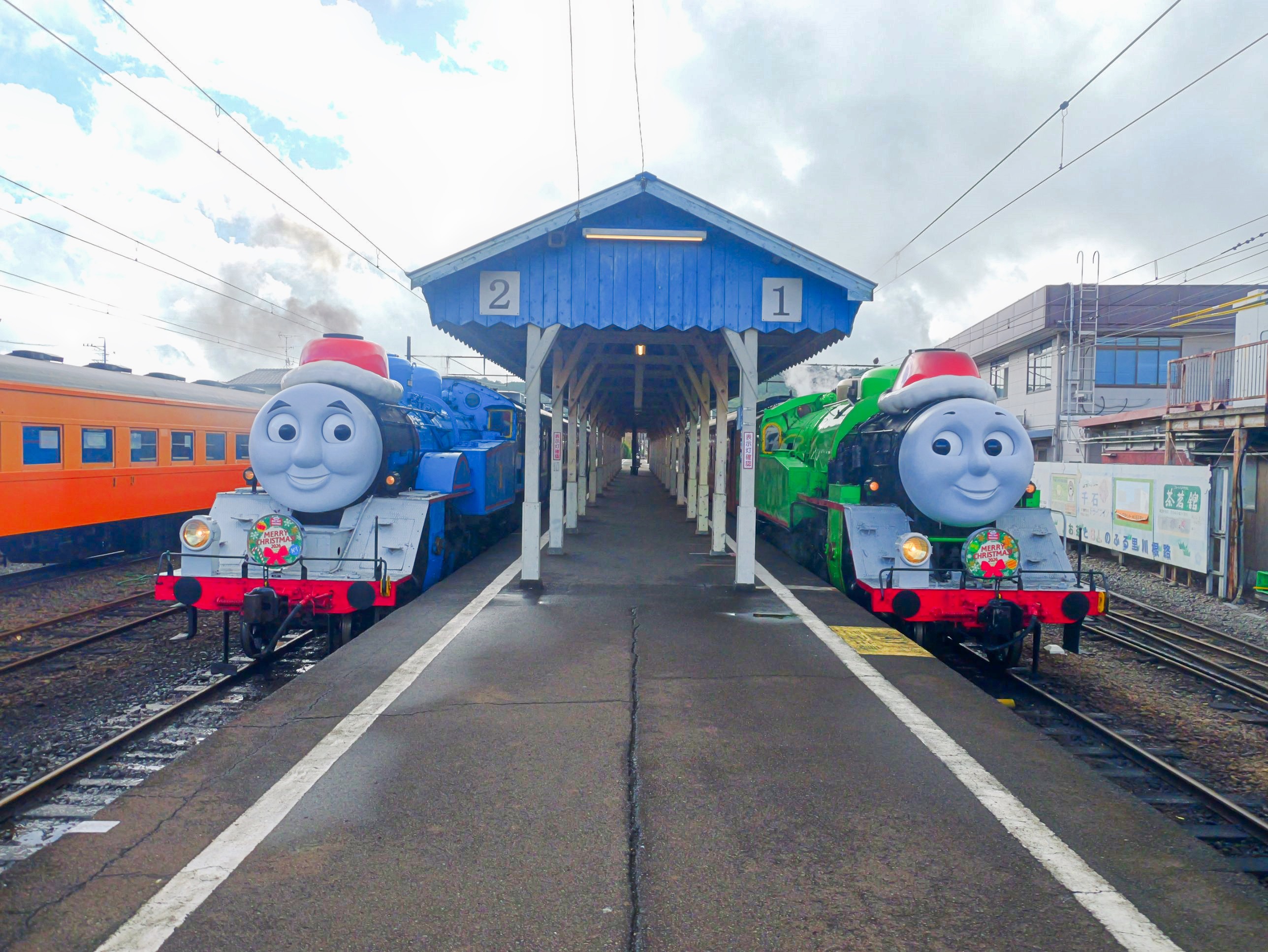 クリスマスの装いで新金谷駅に並ぶきかんしゃトーマス号とパーシー号